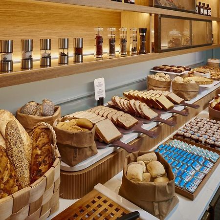 เอ็นเอช คอลเลคชั่น ปาลาเซียว เด อบิเลส Hotel อาบีเลส ภายนอก รูปภาพ Bread and pastry at a buffet