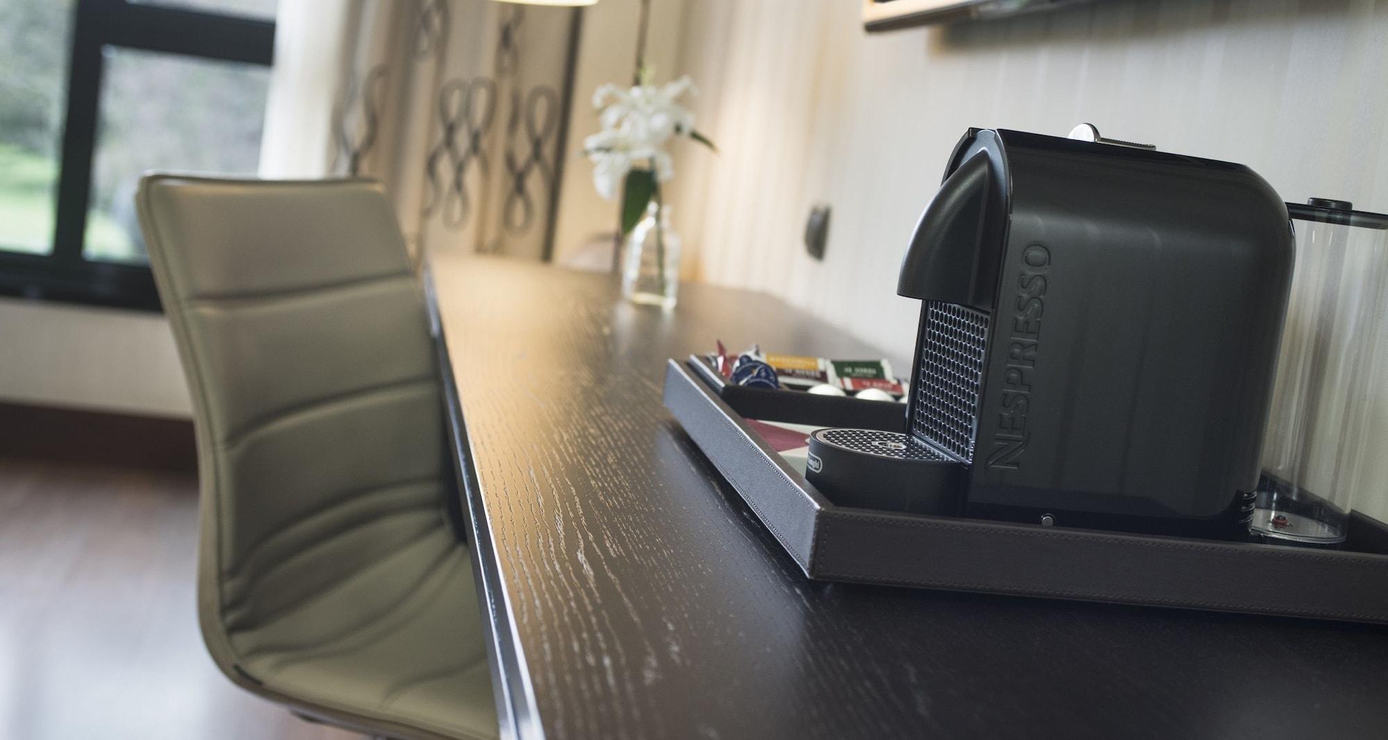 เอ็นเอช คอลเลคชั่น ปาลาเซียว เด อบิเลส Hotel อาบีเลส ภายนอก รูปภาพ A Nespresso machine in a hotel