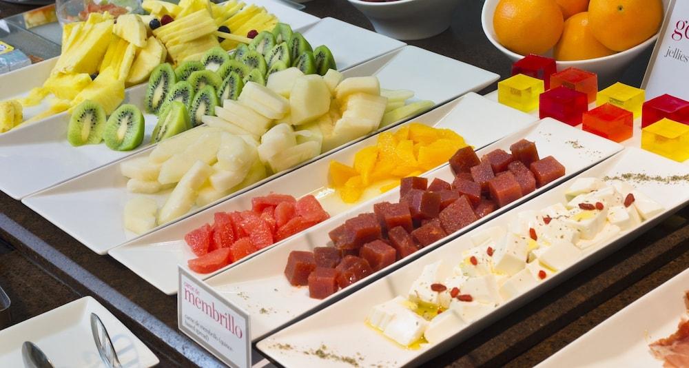 เอ็นเอช คอลเลคชั่น ปาลาเซียว เด อบิเลส Hotel อาบีเลส ภายนอก รูปภาพ Fruit and cheese at a buffet