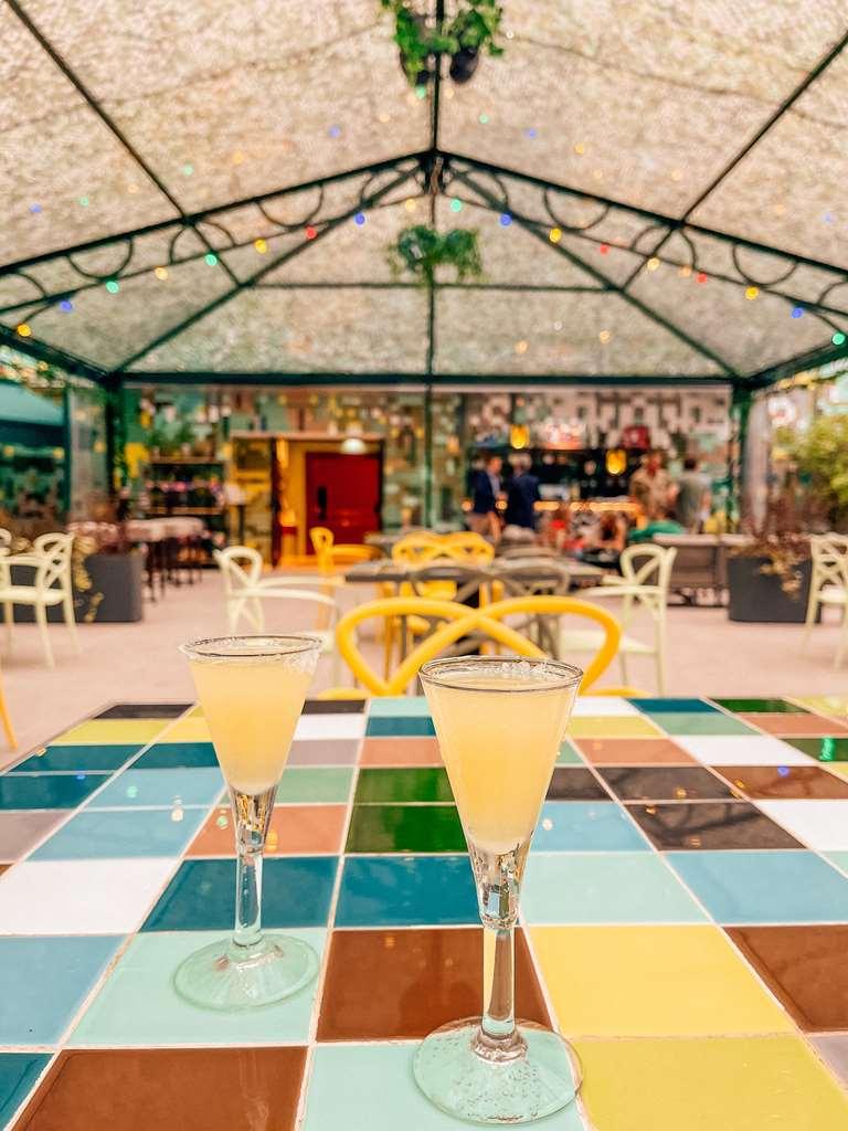 เอ็นเอช คอลเลคชั่น ปาลาเซียว เด อบิเลส Hotel อาบีเลส ร้านอาหาร รูปภาพ Two glasses of lemon liqueur
