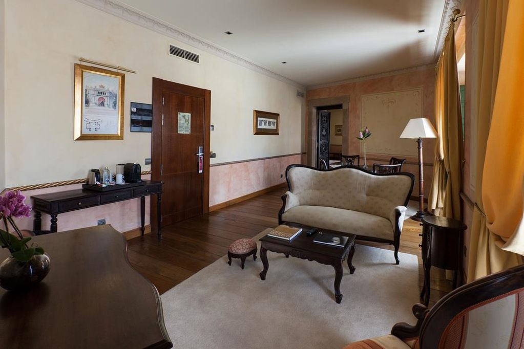 เอ็นเอช คอลเลคชั่น ปาลาเซียว เด อบิเลส Hotel อาบีเลส ภายนอก รูปภาพ A suite at the hotel