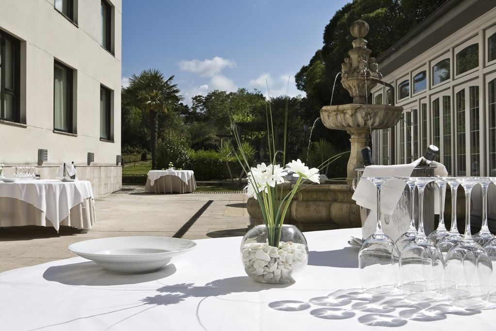 เอ็นเอช คอลเลคชั่น ปาลาเซียว เด อบิเลส Hotel อาบีเลส ภายนอก รูปภาพ The hotel's courtyard